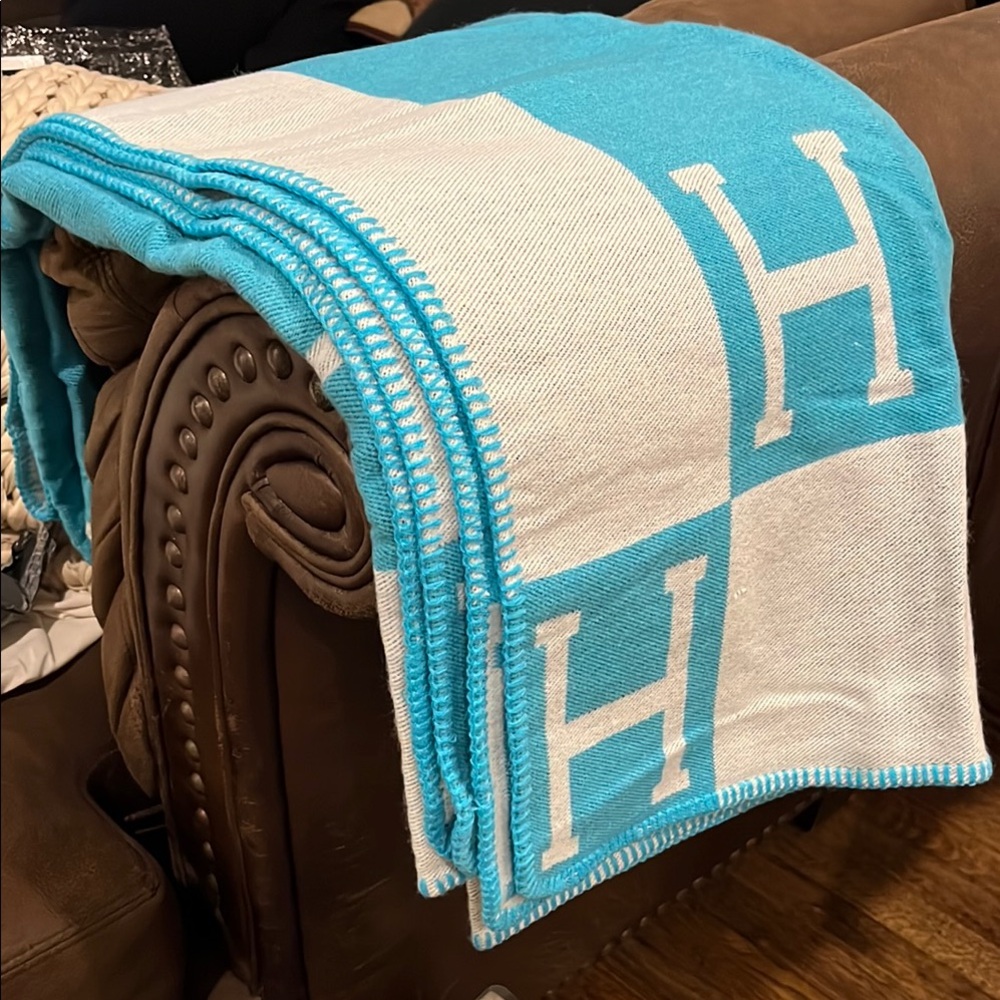 Blue and White H Pattern Blanket